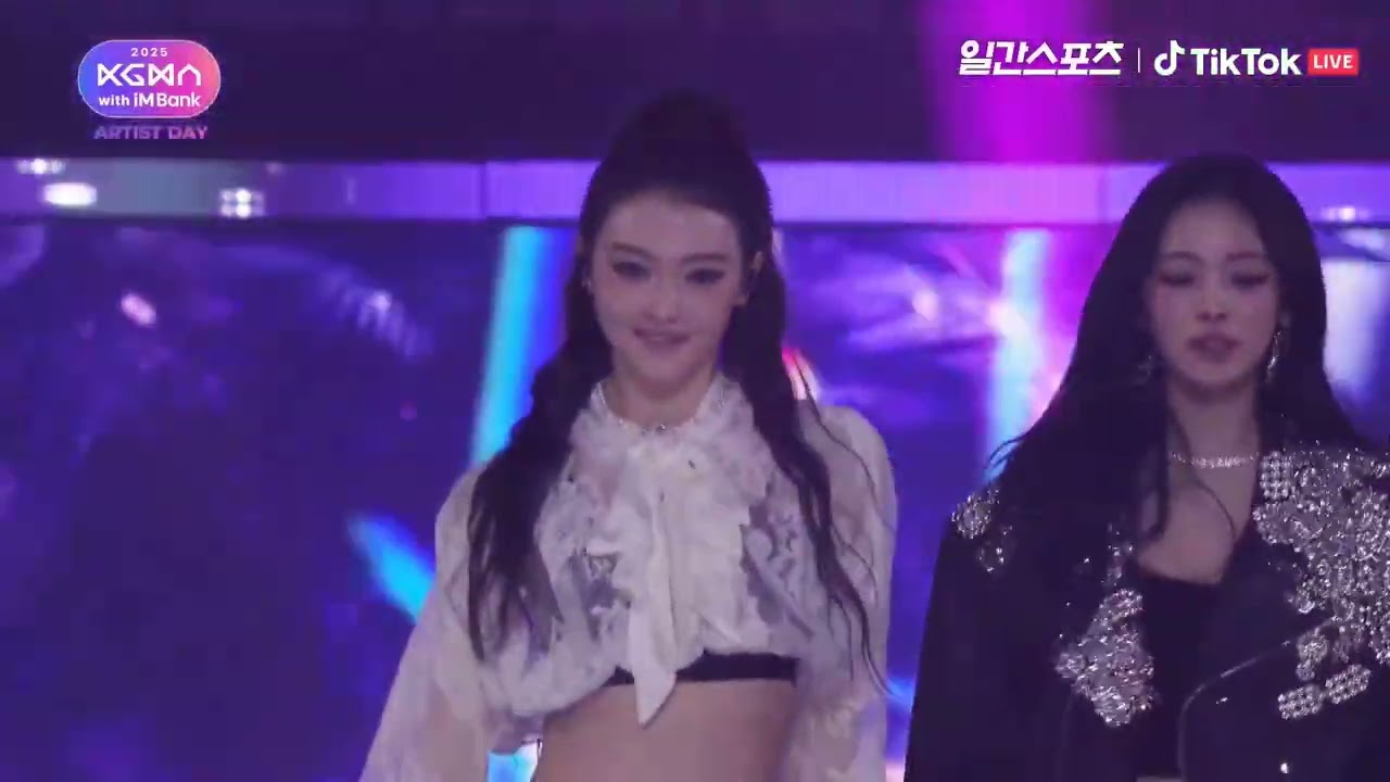 MEOVV Full Performing Intro + Body + Burning Up + Hands Up at KGMA 2025 