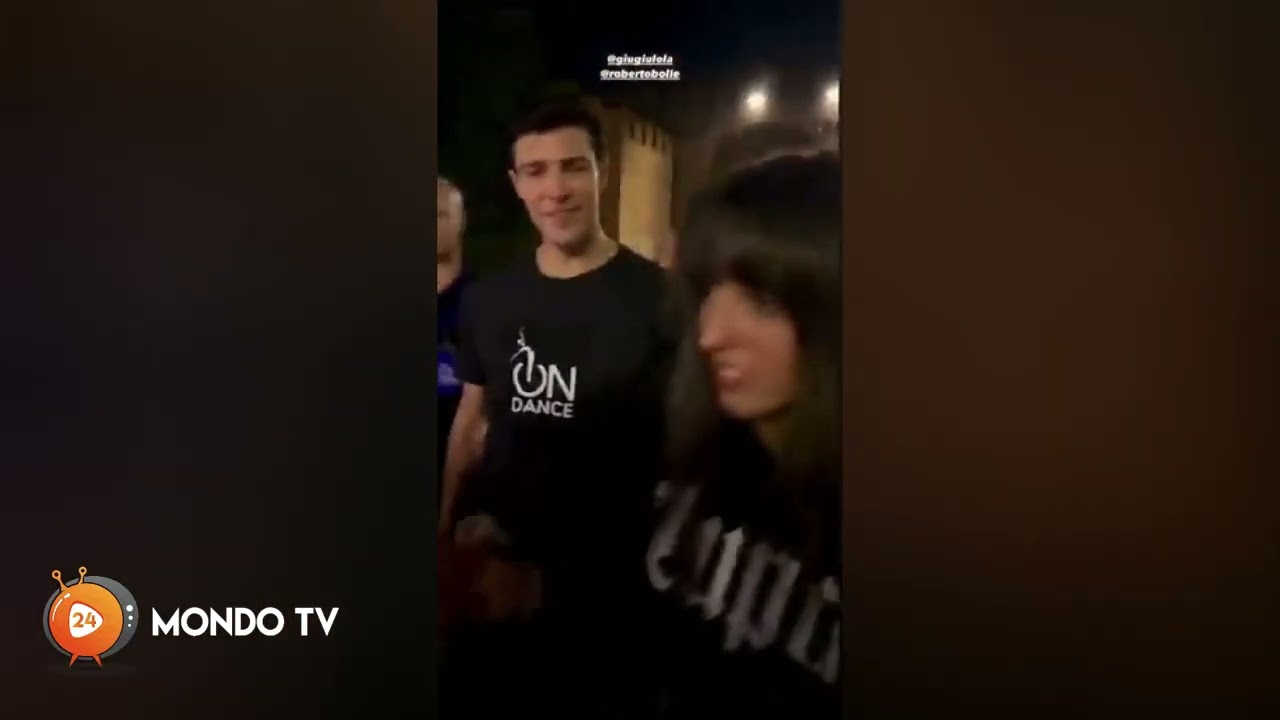 Roberto Bolle E Giulia Stabile Parlano Nel Backstage E Scherzano Con I Roberto Bolle E Giulia Stabile Parlano Nel Backstage E Scherzano Con I