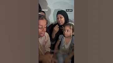 طفلة مفجوعة بوداع شقيقها 