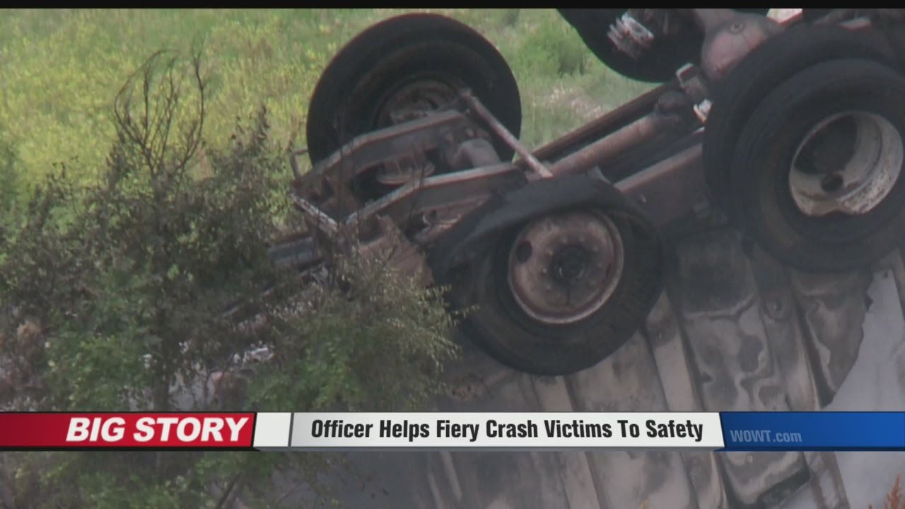 Officer Helps Fiery Crash Victims To Safety - YouTube