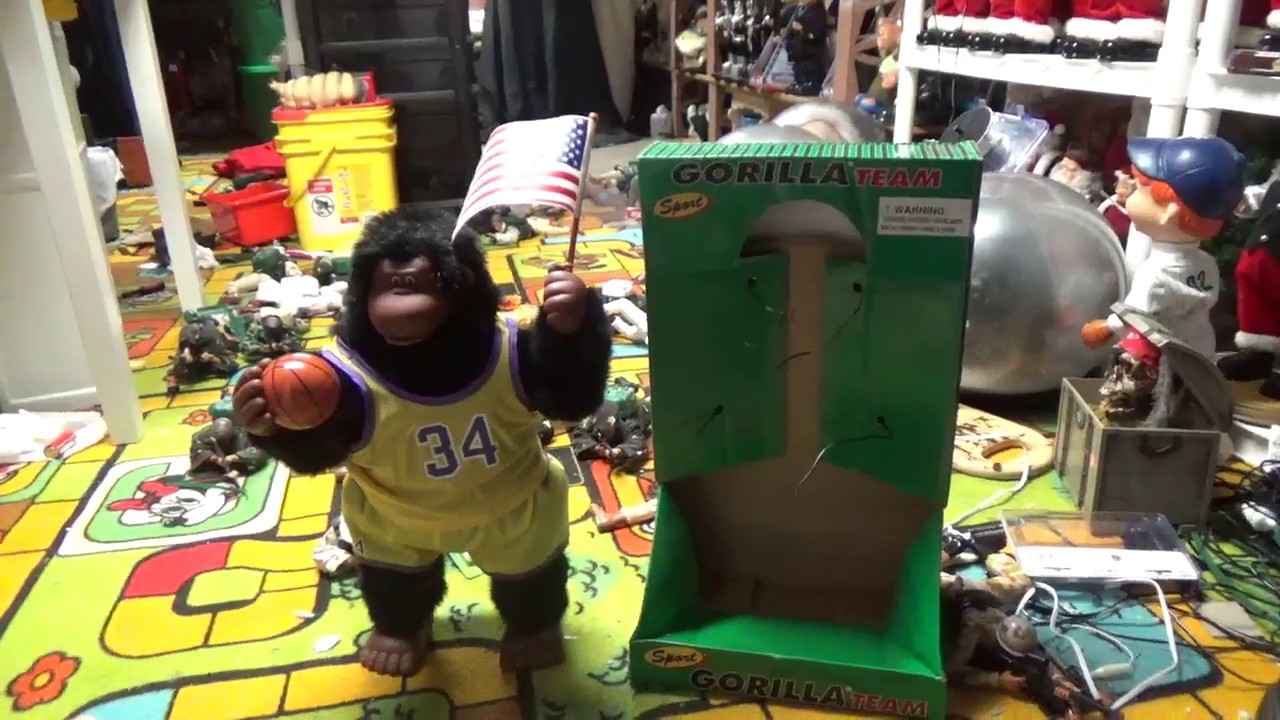 Огромная анимированная поющая спортивная горилла