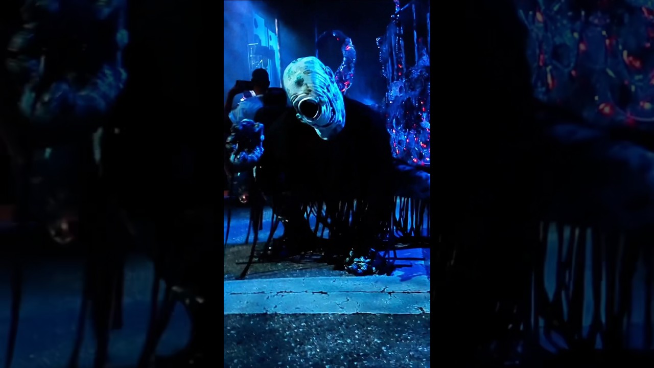 Demon Queens Scare Zone at HHN is 🔥