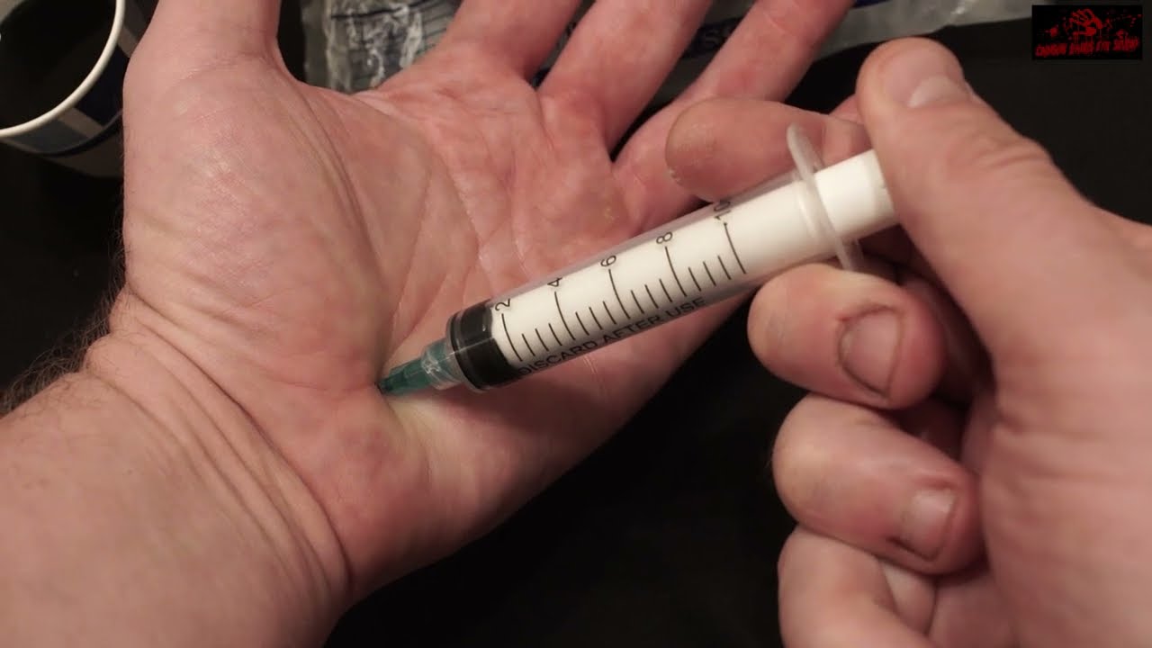 stunt syringe (Film prop)