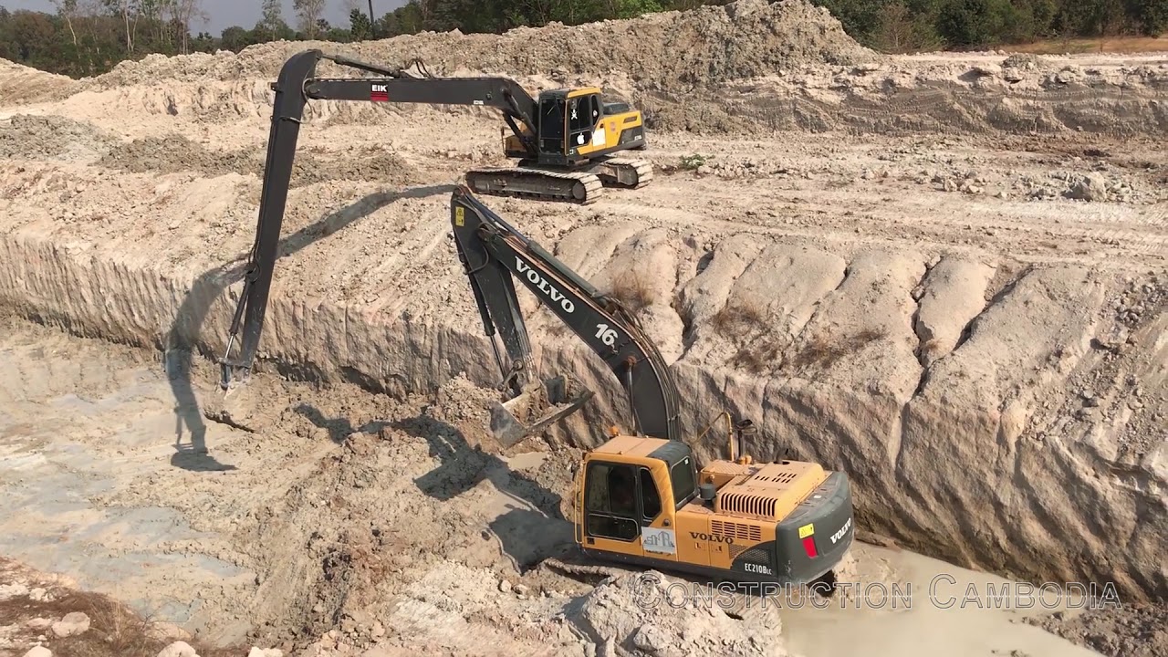 អាអិចកាយភក់ធ្វើប្រលាយ - Long Reach Excavator Digging Clearing Mud From ...
