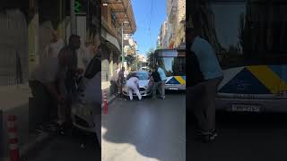 Εμπόδιζε το λεωφορείο, του το σήκωσαν στα χέρια