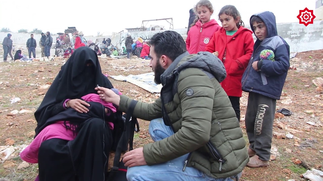 مئات العائلات من مدينة #معرة_النعمان وريف إدلب الشرقي افترشت الأرض على تلة بريف إدلب الشمالي - سوريا