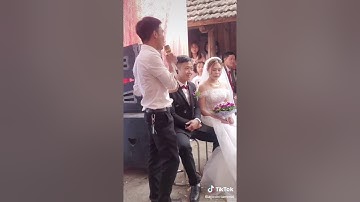 Cô dâu mắt ngấn lệ rơi khi nghe người yêu cũ hát tặng ngày cưới
