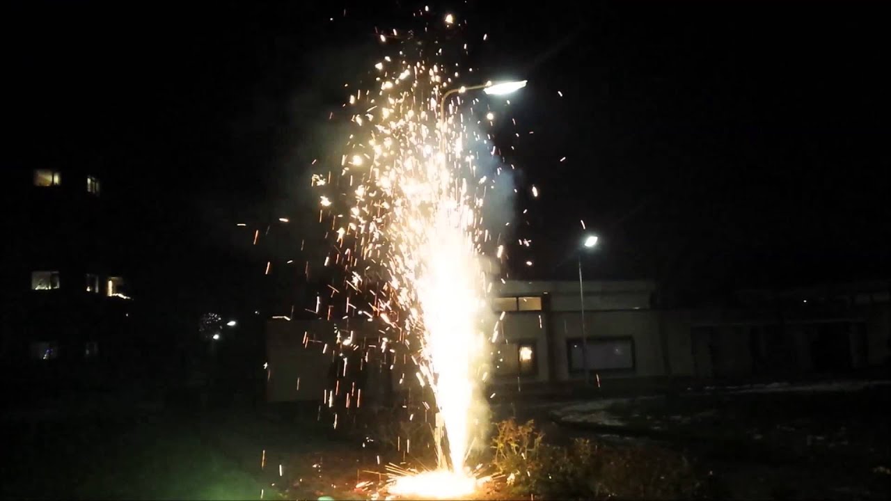 DutchPyroChannel Grote Zelfgemaakt Fontein van Sterretjes en Crackling Balls