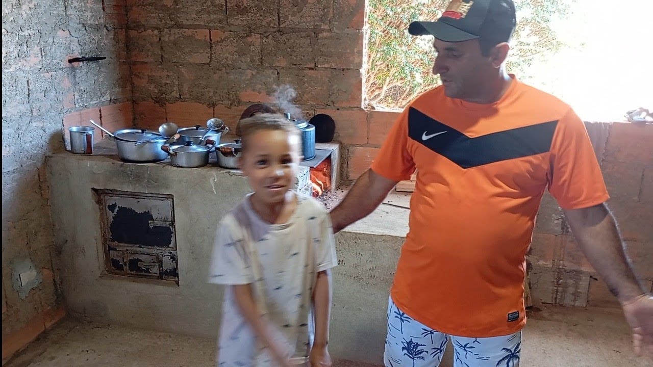 FAZENDO MEU ALMOÇO DE DOMINGO NO FOGÃO A LENHA 