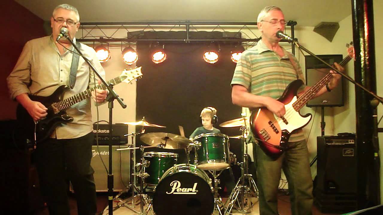 Ben Mundell and The Blue Road 'Can't Get Next To You' (7 year old drummer)