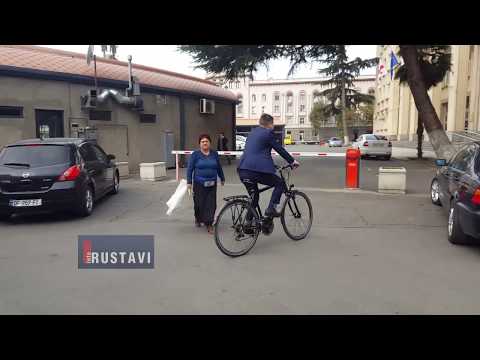 საკრებულოს წევრი ამირან ჯანჯღავა სამსახურში ველოსიპედით მივიდა