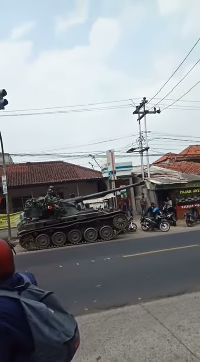 Detik detik tank tabrak gerobak tahu