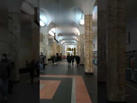 Video: Stesen metro Avtozavodskaya di Moscow
