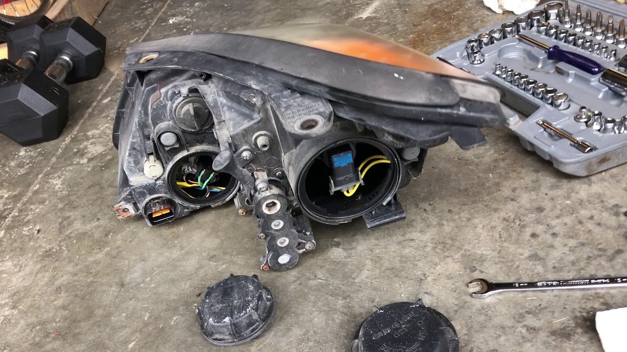 Change 2009 Hyundai Veracruz headlight or front lights - DIY (1 of 2 ...