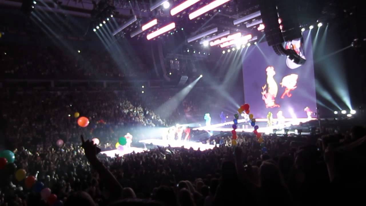 Miley Cyrus: SMS (Bangerz) (Bangerz Tour Intro @ Rogers Arena)