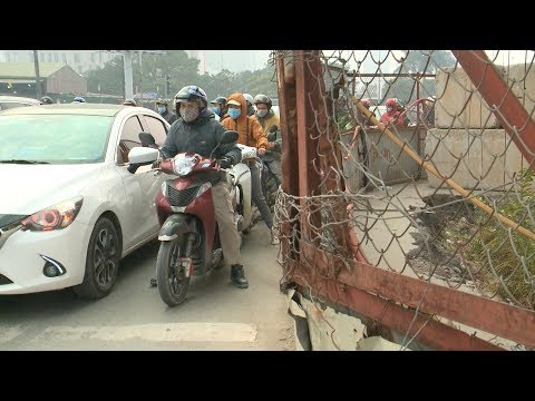 Video Tin Tức 24h: Hàng rào chắn bằng tôn và những chiếc... - youtube