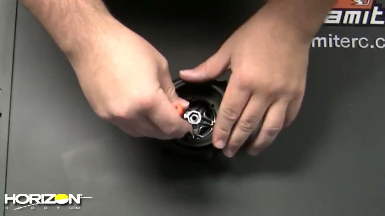 HowTo Install Paddle Tires on the Vaterra® Glamis