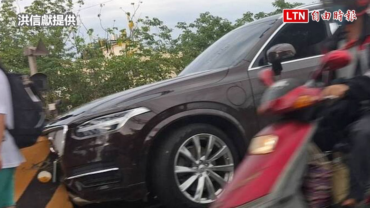 休旅車撞平交道護欄!台鐵彰化8列車受影響 周邊交通大亂 休旅車撞平交道護欄!台鐵彰化8列車受影響 周邊交通大亂