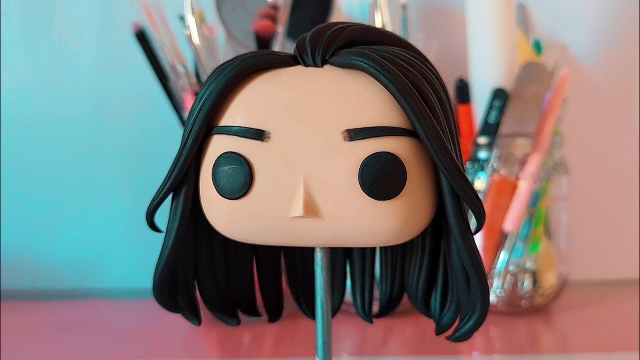 Modelando cabelo liso em colecionável de biscuit.