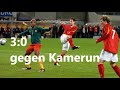 Bundestrainer jrgen klinsmann und die nationalmannschaft spielen 30 gegen kamerun 17112004