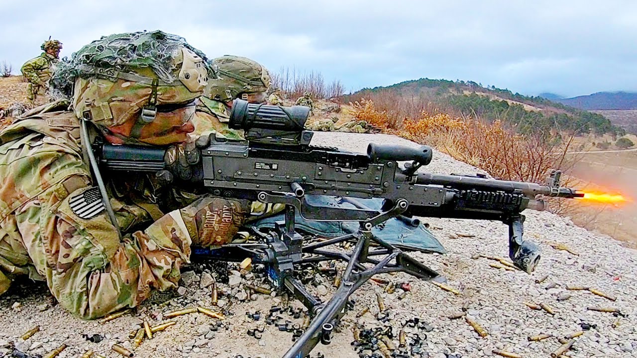 Солдаты 173-й бригады (ВДВ) Армии США на учениях в горах Словении.