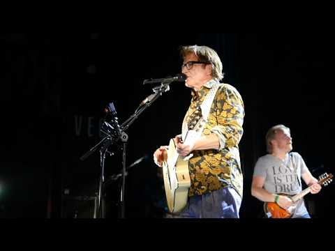 Lars H.U.G. - Natsværmer (L.A.R.S.T. H.U.G. VEGA Koncert)