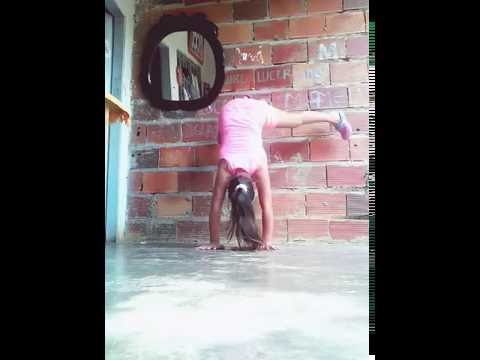 Niña se abre de piernas