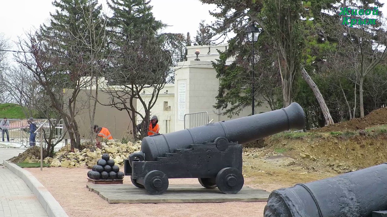 Пушка курган. Вечный огонь на Малаховом Кургане в Севастополе. Пушка на Малаховом Кургане в Севастополе. Пушки Малахова Кургана. Памятник пушка в Севастополе.