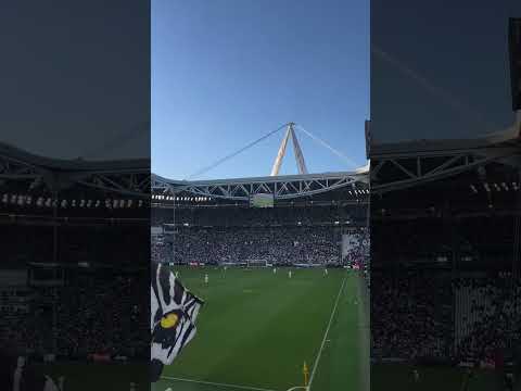 Video Curva Sud Juventus in azione durante la partita contro il Genoa