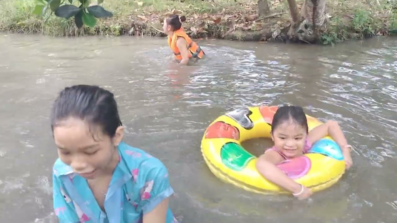 các bạn nhỏ tập bơi p1