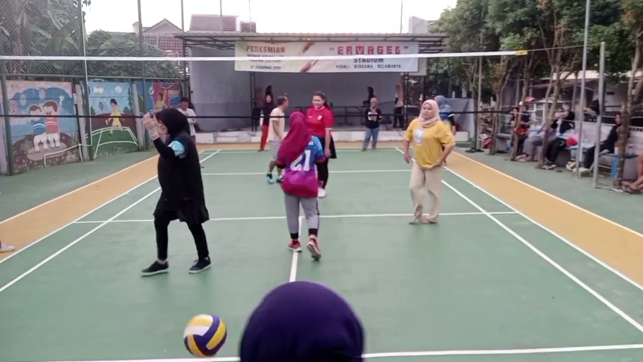 volleyball part lima 💃🏻🕺🏻🤸🏻‍♀️ mamak2 komplek ERMAGEL 👏🏻🫰🏻#fffyyyppp #vollyballputri #volyindonesia 