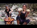 Find Catch Crabs for Food in The Forest - Cooking Crab Curry with Spicy Chili for Eating delicious