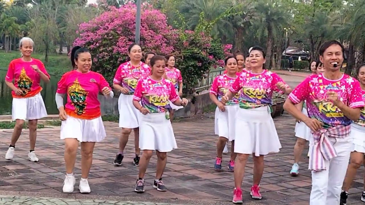 ยากเจอคนจริงใจรวมพลคนรักเต้น ขอบคุณท่าเต้นสนุกๆกับครูเล่ครูแป๋ว ณลานสระหนองบัววังมัจฉาอุดร พี่ติ๋ว