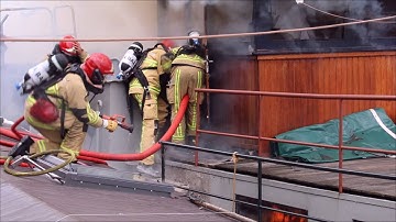 Grote brand op woonboot op de Amstel in Amsterdam.