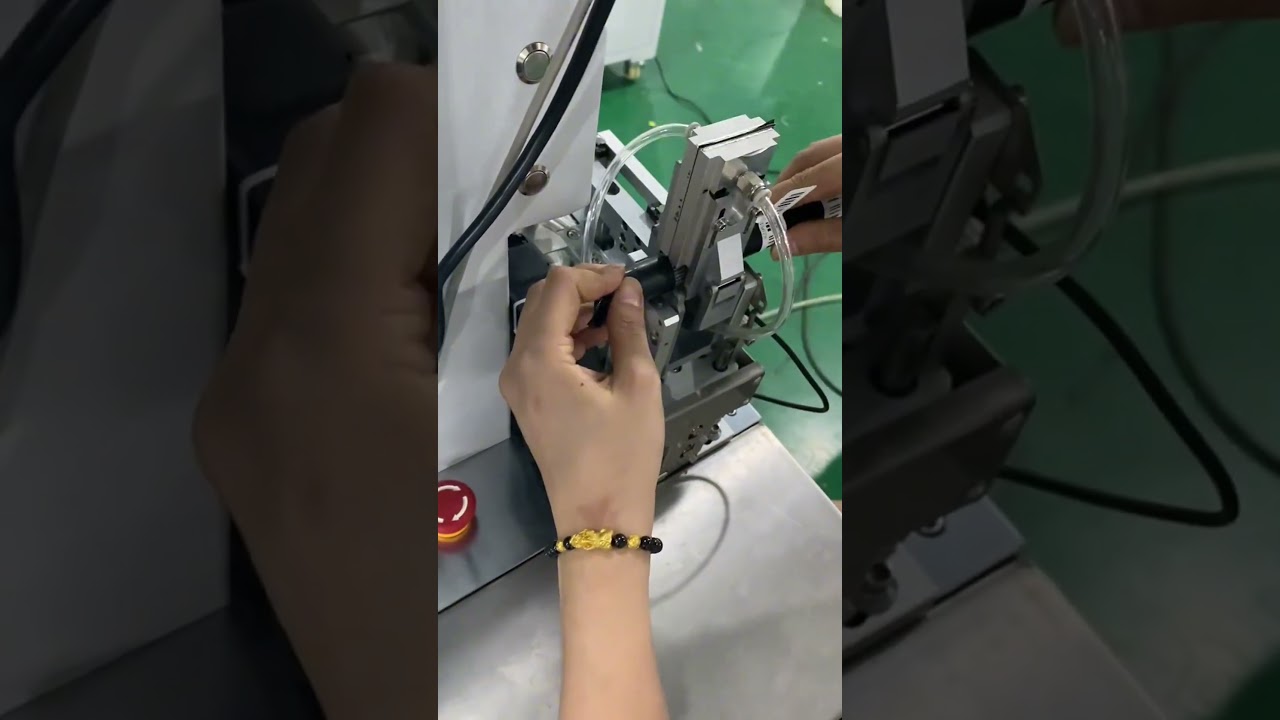 The wire labeling machine can also use transparent labels for labeling