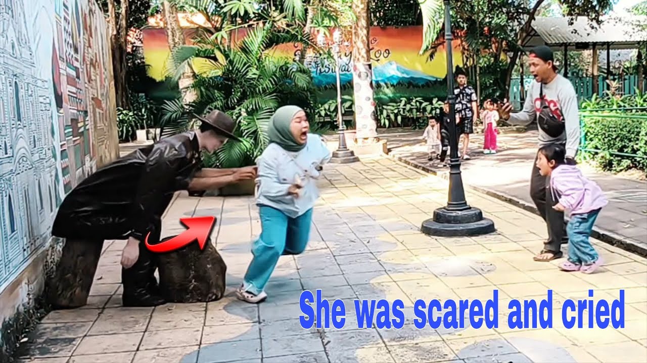 She was scared and cried. Dia takut dan menangis