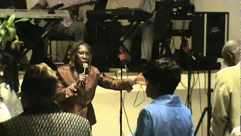 PASTOR HELENA REID SINGING.MPG