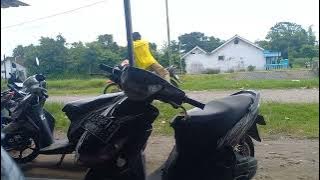 Sembil degarkan  musik asyik...👀👀