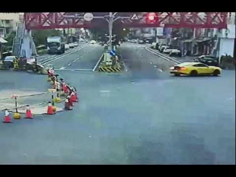 葉姓野馬男肇事前在頭份市自強路、民族路口違規迴轉畫面。