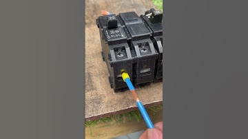A small trick fixed the breaker connection.Experience #ElectricalWork #WorkshopHack #SmartConnection