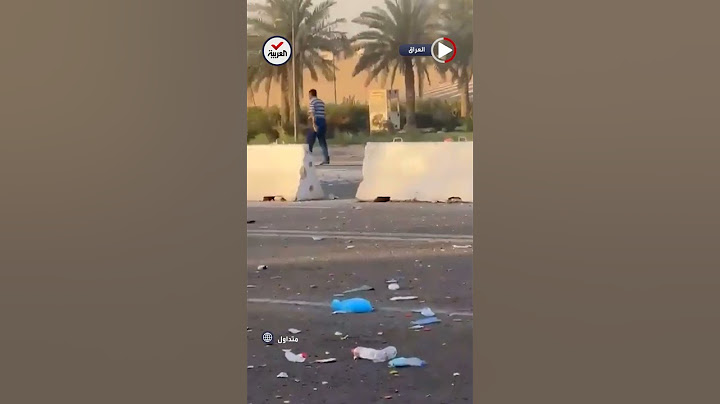عراقي يتجول رغم الرصاص دون أن يلتفت حوله