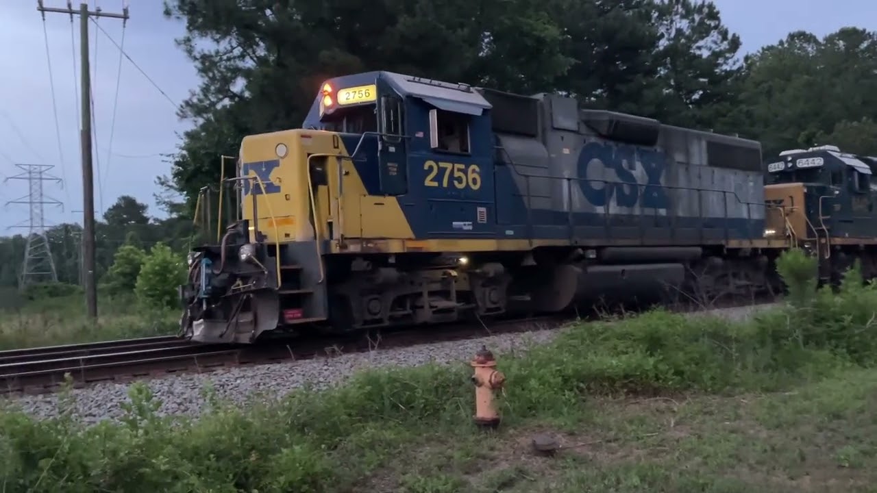 CSXT L227 with two Old GEEPS