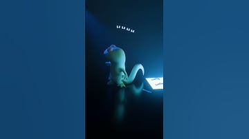 Thumbnail of Lizard does the Toothless Dance