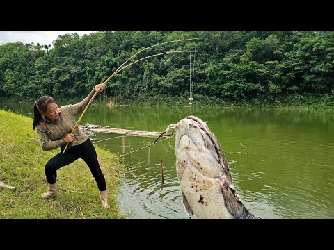 FULL VIDEO: Traditional fishing skills - A single mother catches a giant fish to make a living.