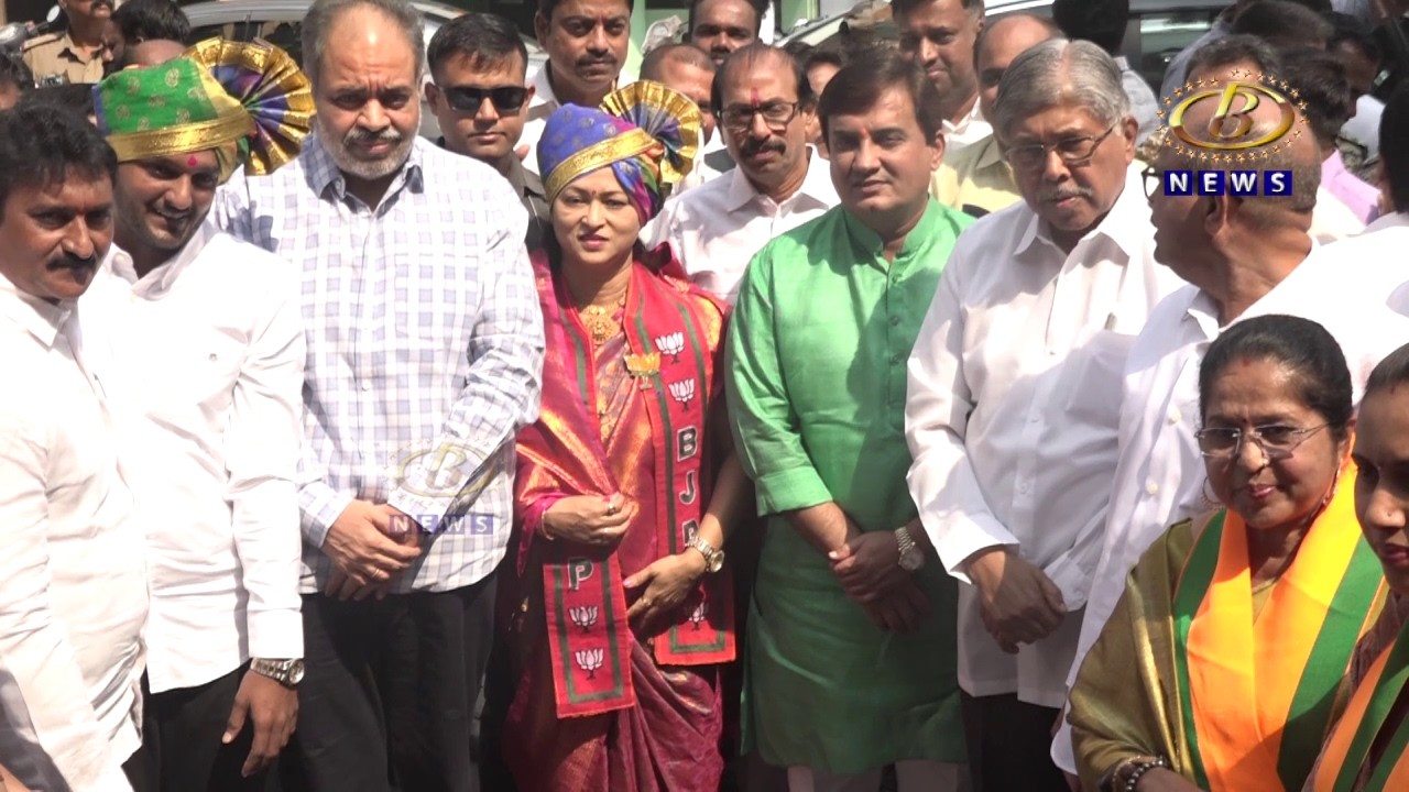 महापौर रूपाराणी निकम आणि उपमहापौर अक्षय जरग यांनी कोल्हापूर महानगरपालिकेतील कार्यालयात केला प्रवेश