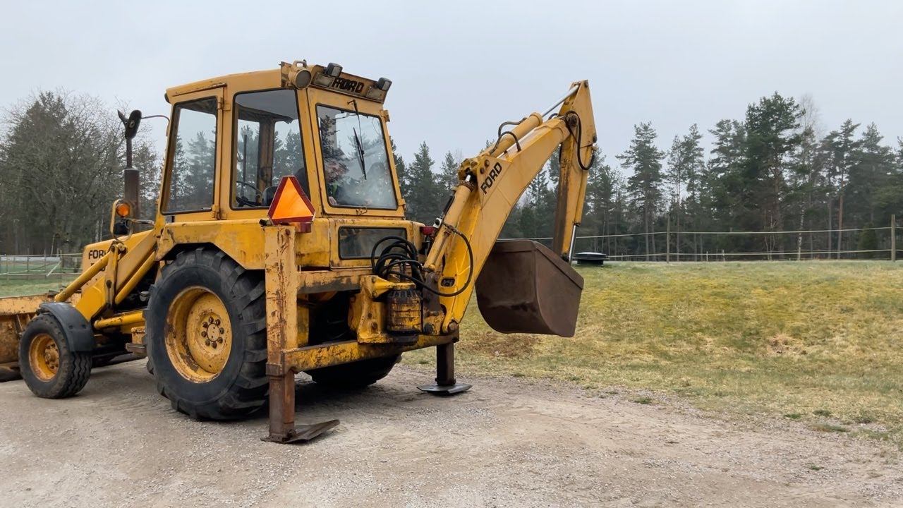 Köp Traktorgrävare Ford 550 på Klaravik