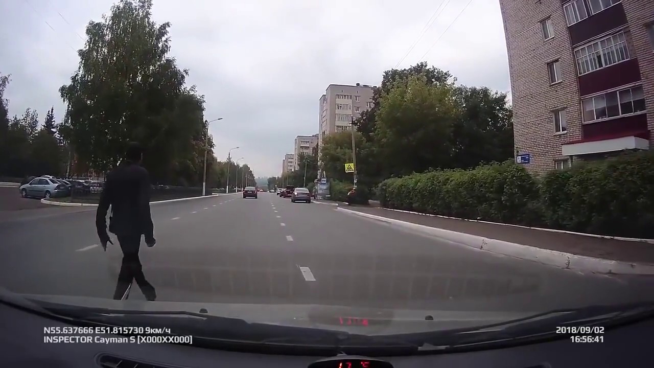 Пешеход пнул автомобиль Пешеход пнул автомобиль