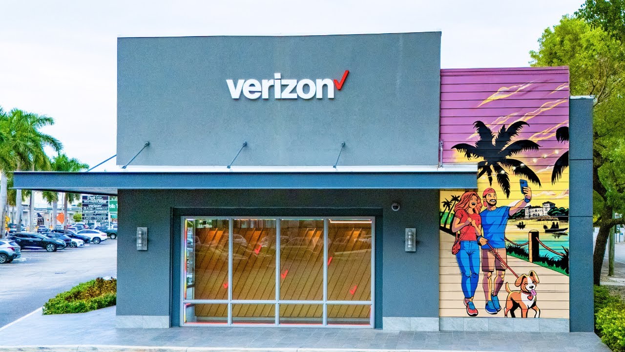 Verizon's Coconut Grove Mural by Dee and Roc Sol from Project Roadmap | Verizon Murals