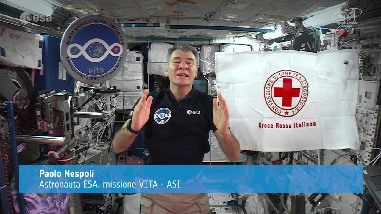 La bandiera della Croce Rossa nello spazio insieme a Paolo Nespoli