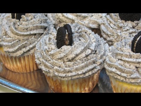 Oreo Cupcakes With Oreo Buttercream -- Lynn's Recipes